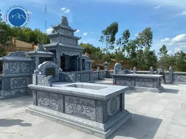 Mẫu lan can đá chạm hoa văn Tùng Cúc Trúc Mai bao quanh khu lăng