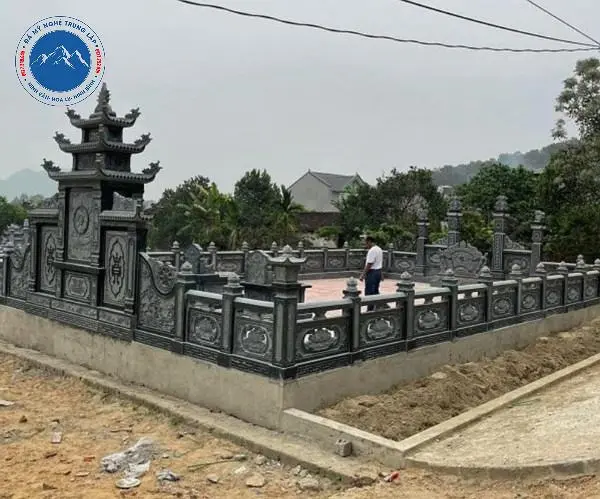 Mẫu lan can đá xanh đen chạm hoa sen truyền thống