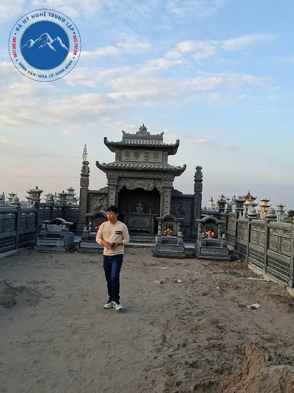 Mẫu lăng mộ đá xanh rêu nguyên khối chạm khắc tứ quý