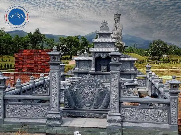 Mẫu lăng thờ chung ba mái chạm khắc hoa văn rồng bay tinh xảo