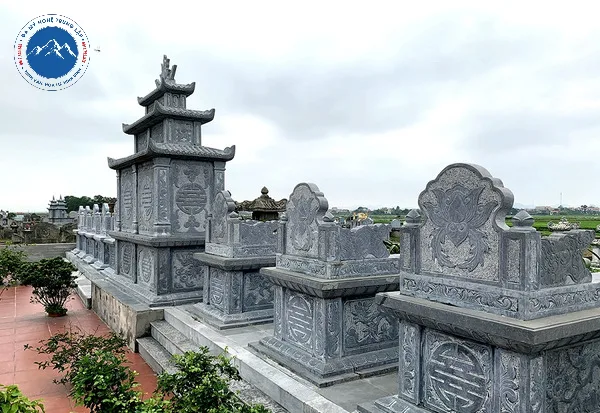 Mẫu lăng thờ đá ba mái uy nghi trong khuôn viên gia tộc