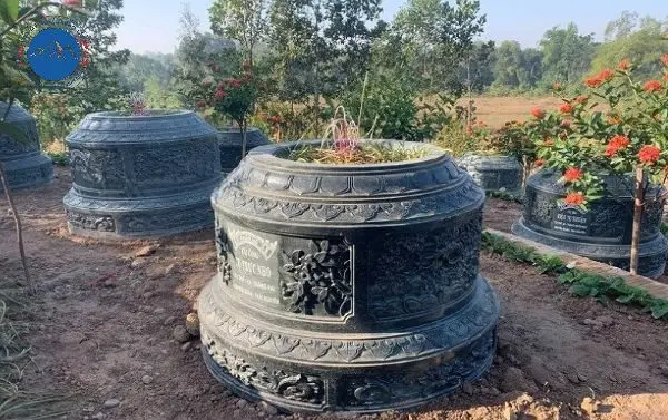 Mẫu mộ đá tròn đá đen nguyên khối mài bóng gương hiện đại