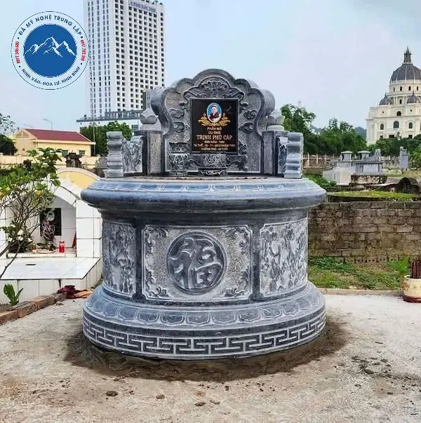 Mẫu mộ đá tròn xanh đen chạm khắc hoa văn tinh tế