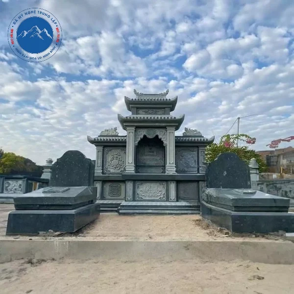 Mẫu mộ đá xanh rêu trạm trổ hoa sen mềm mại