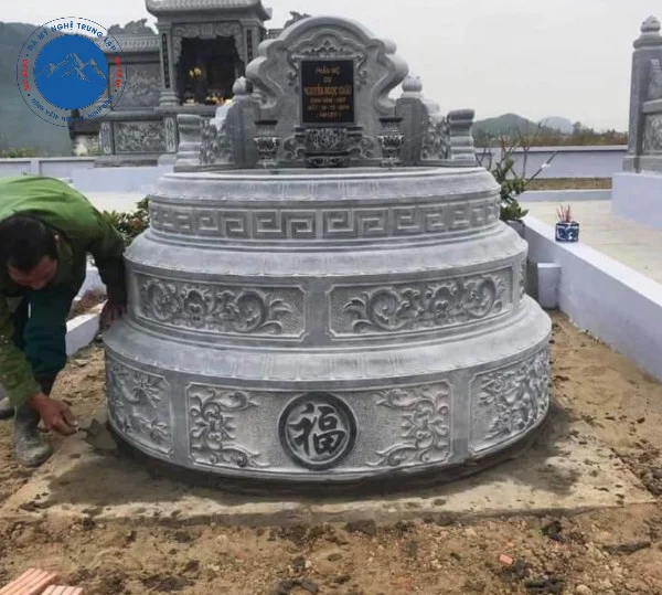 Mẫu mộ đá xanh tròn nguyên khối chạm khắc hoa văn tinh tế