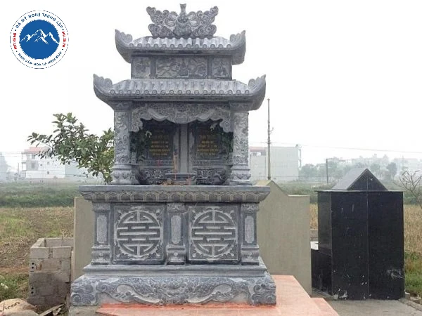 Mẫu mộ đôi có lan can bao quanh bảo vệ khuôn viên an tĩnh