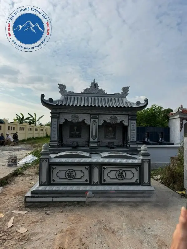 Mẫu mộ đôi có lan can bao quanh khuôn viên đá