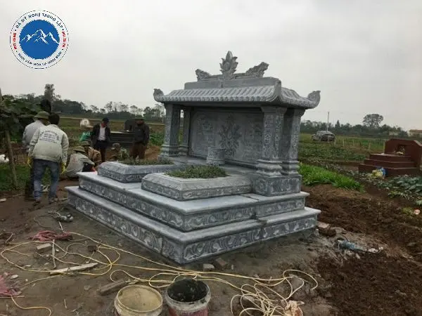 Mẫu mộ đôi có mái che cột trụ vững chãi bề thế