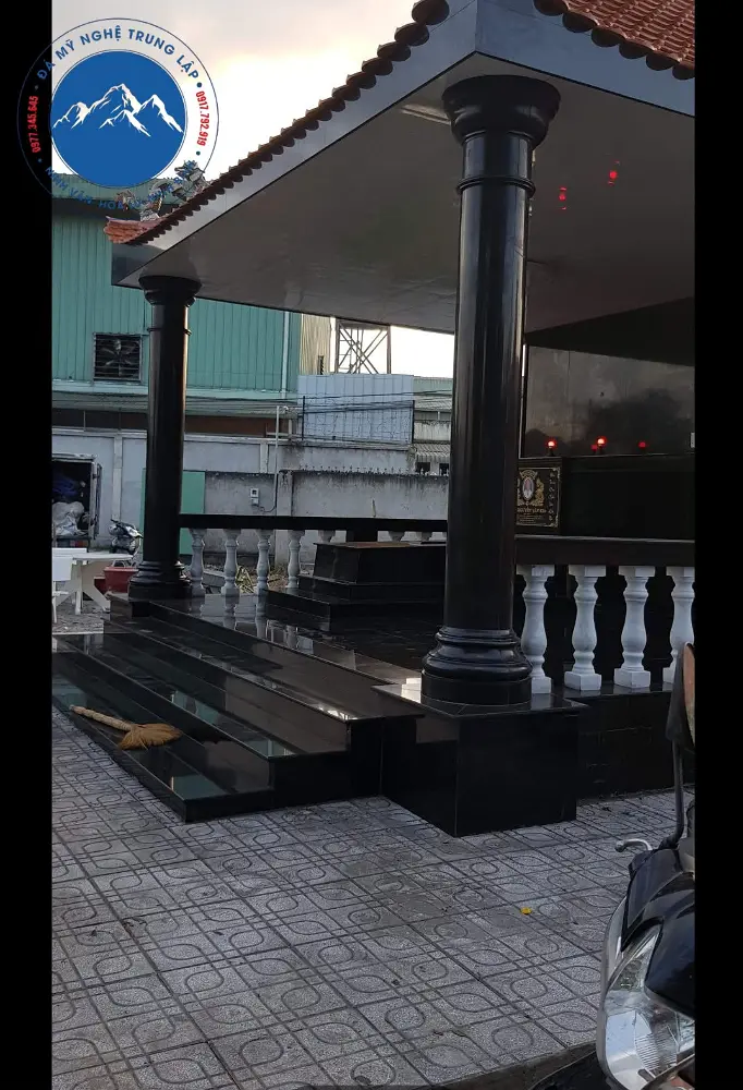 Mẫu nhà mồ đá 2 mái hoa cương thiết kế hiện đại sang trọng