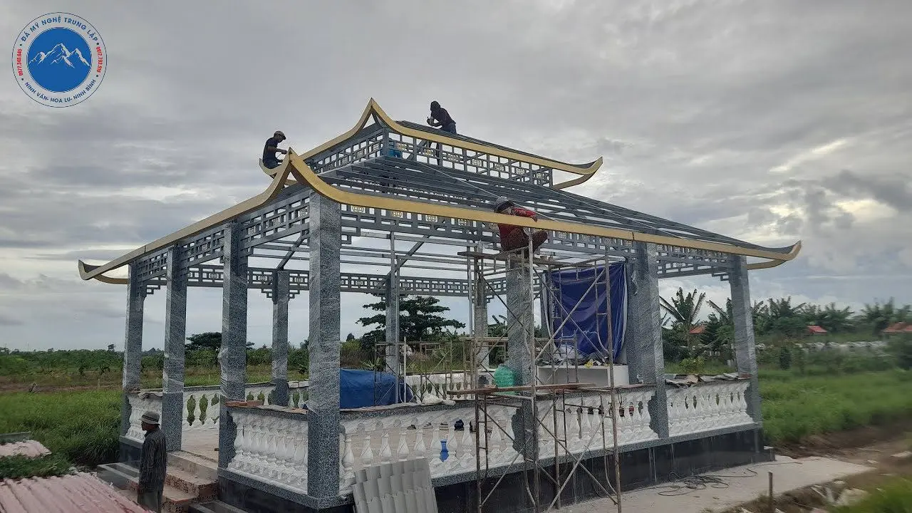 Mẫu nhà mồ đá 2 mái làm từ đá xanh đen nguyên khối