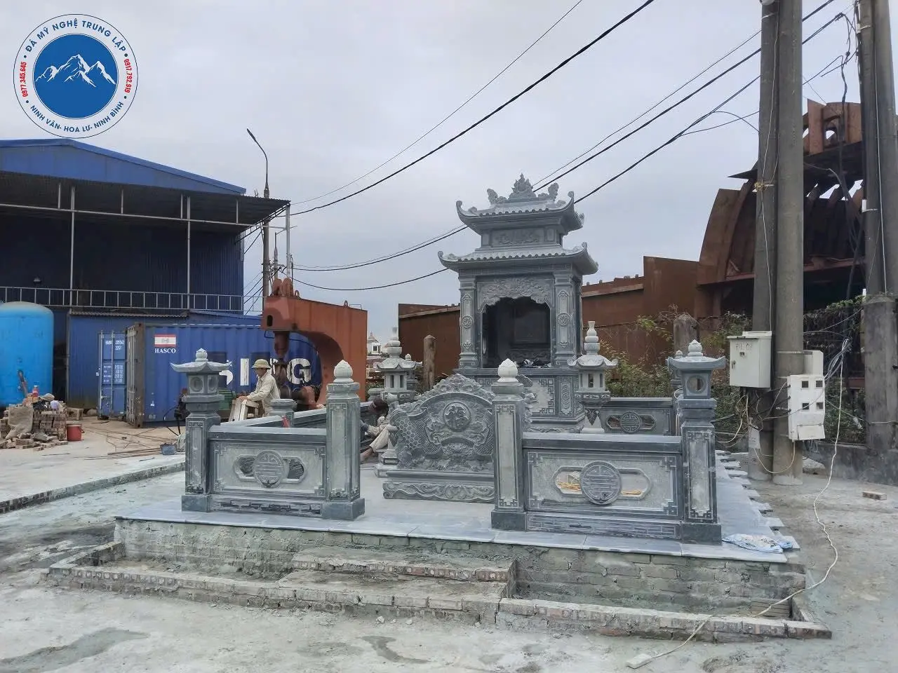 Mẫu nhà mồ đá hai mái chạm khắc cột trụ rồng cuốn uy nghi