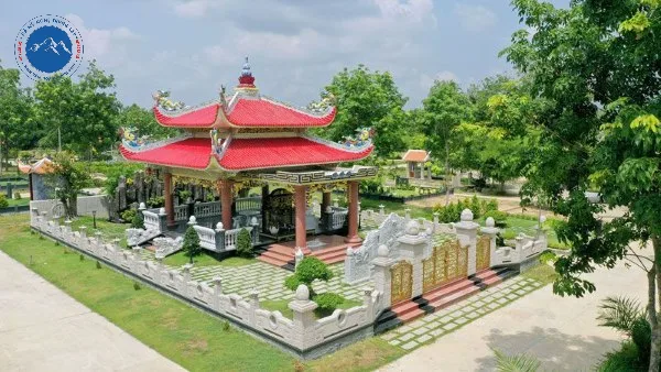 Mẫu nhà mồ đá xanh nguyên khối lắp đặt tại khuôn viên