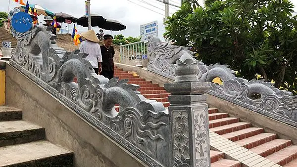 Mẫu rồng đá tự nhiên nguyên khối đặt tại khuôn viên đình làng