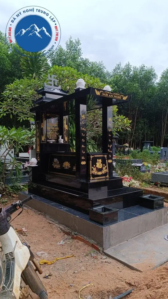 Mộ đá đen kết hợp thánh giá đá trắng tạo điểm nhấn