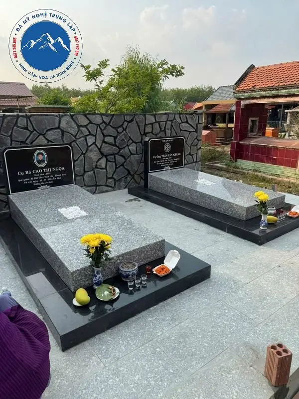 Mộ đá đôi cụ ông và cụ bà