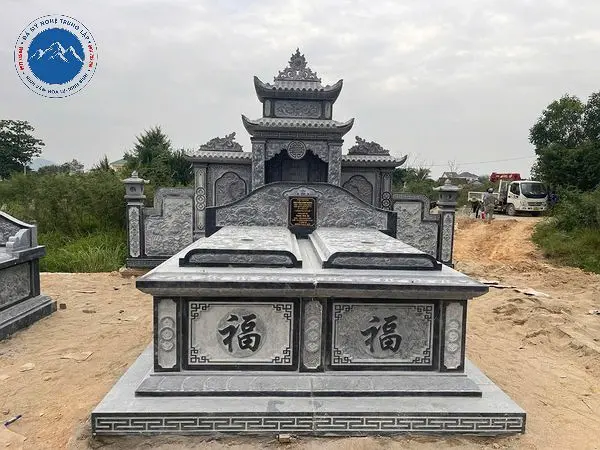 Mộ đá đôi xanh rêu chạm khắc sen đầm tự nhiên