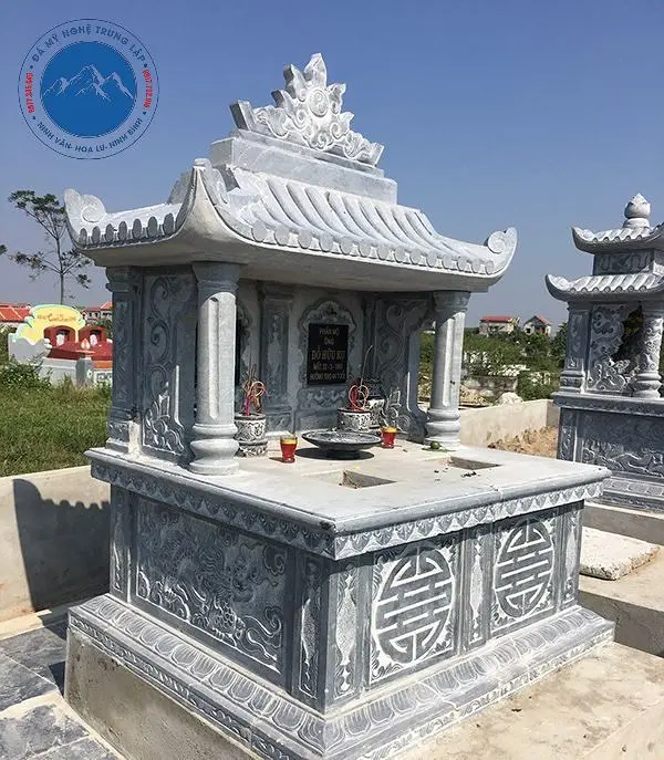 Mộ đá một mái chạm khắc hoa văn tinh tế tỉ mỉ