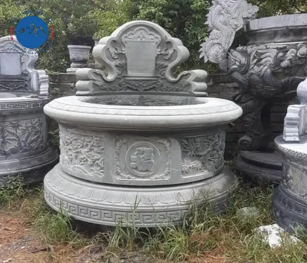 Mộ đá tròn chạm rồng phượng tinh xảo đặt tại nghĩa trang