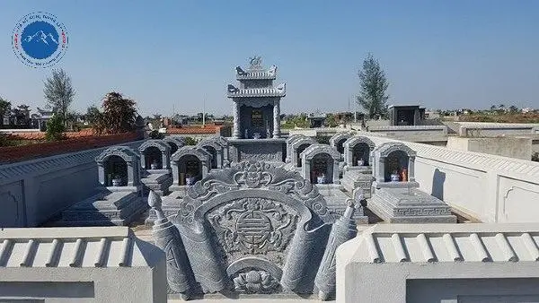 Mộ đá xanh hai mái bề thế trang nghiêm khuôn viên gia tộc