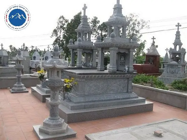 Mộ đá xanh một mái chạm khắc hoa văn tinh xảo tỉ mỉ
