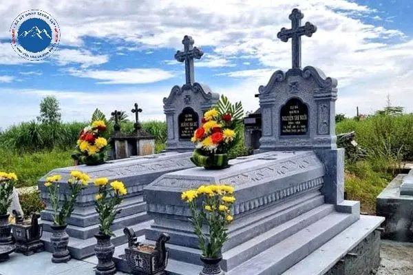 Mộ đá xanh nguyên khối dành cho các vị tiền nhân quý