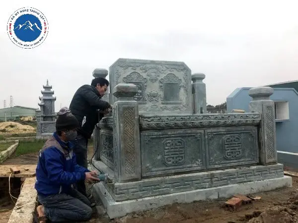 Mộ đôi chạm chữ thọ mặt trước họa tiết hoa văn cổ