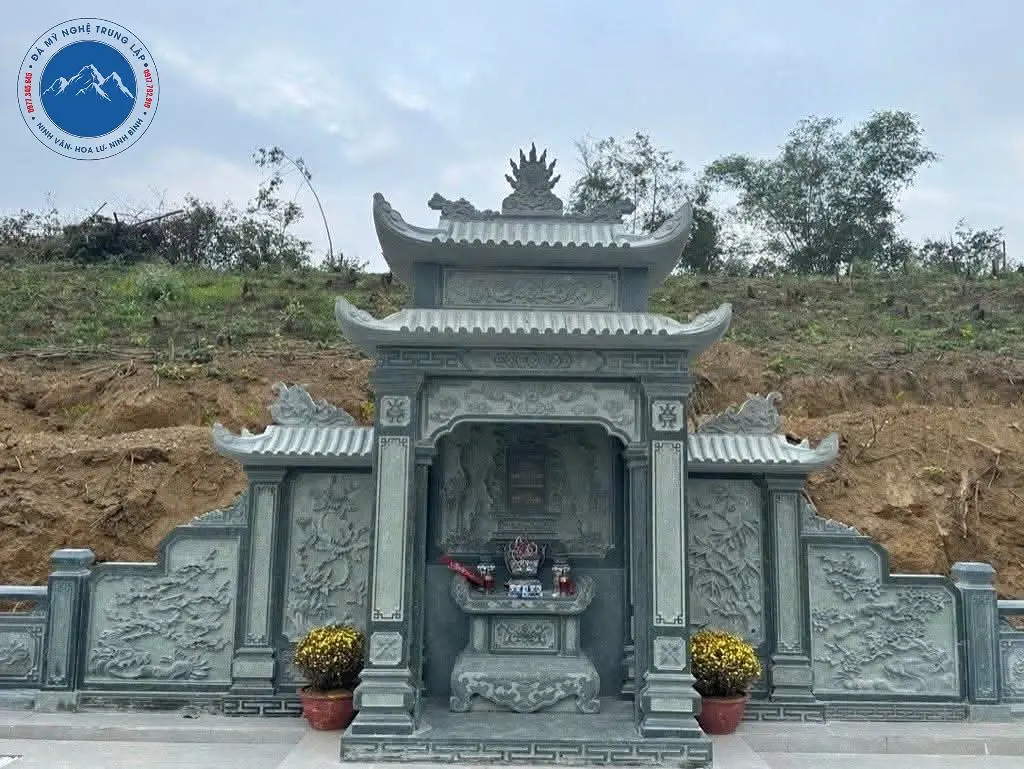 Nhà mồ đá hai mái bề thế mang đậm dấu ấn kiến trúc tâm linh