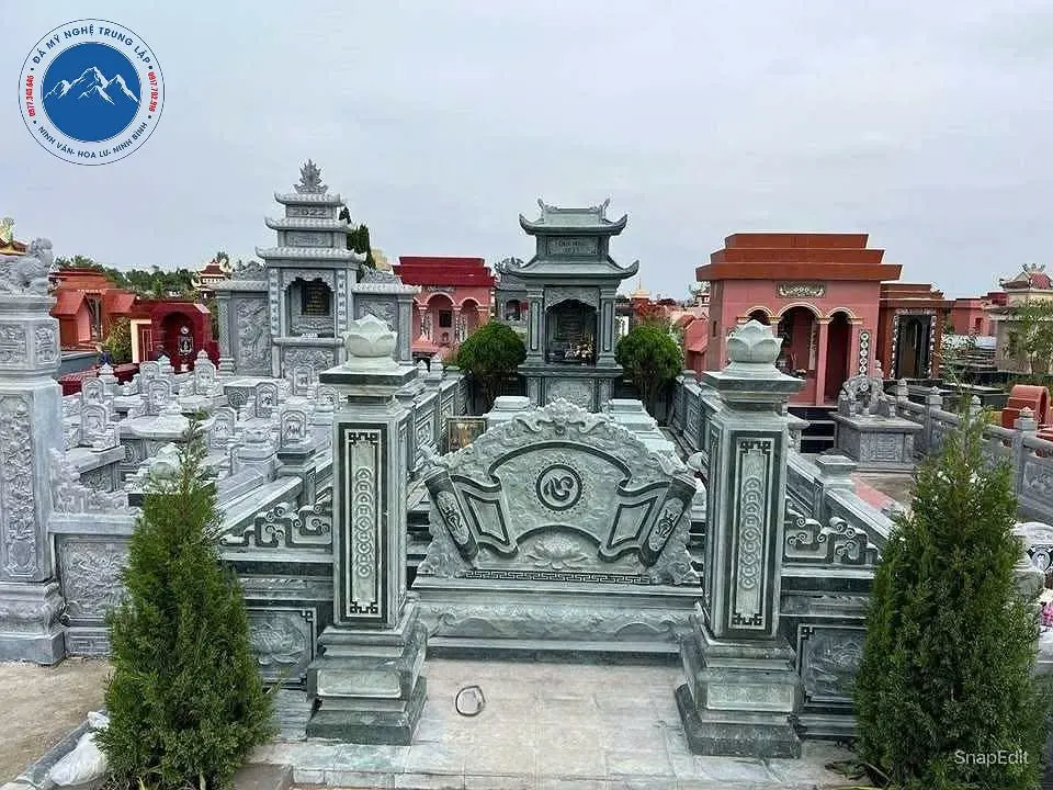 Nhà mồ đá hai mái lợp ngói mũi ống truyền thống bền vững cùng thời gian