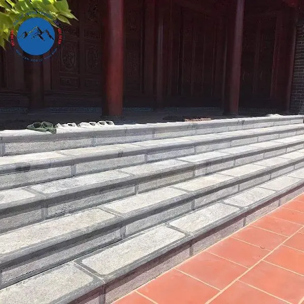 Thiết kế bậc đá xanh đen vuông vức cho biệt thự hiện đại