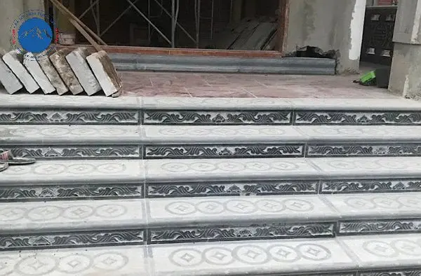 Thiết kế bậc thềm đá trắng đơn sắc tối giản hiện đại