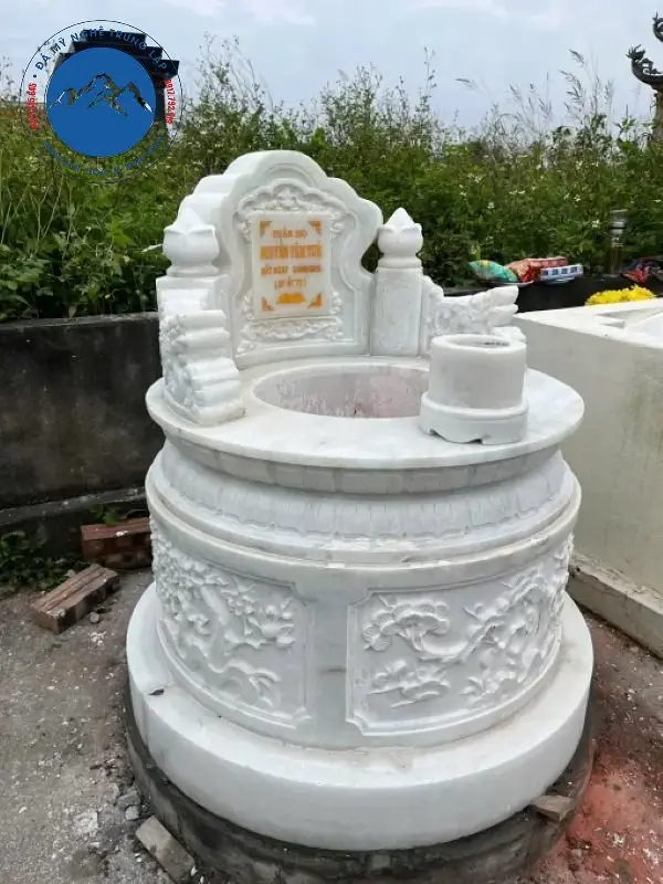 Thiết kế mộ tròn đá trắng có bài vị chạm khắc chữ