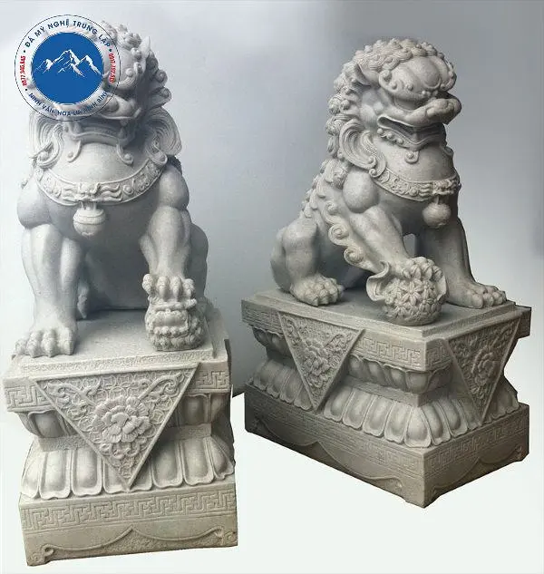 Tượng kỳ lân đá trắng dáng đứng uy nghi trấn giữ cổng nhà