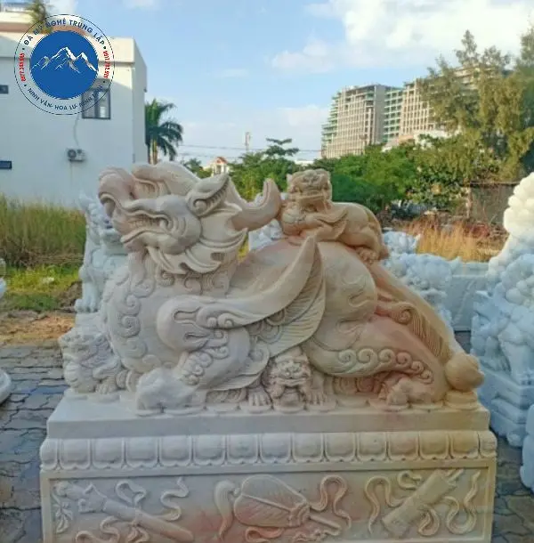 Tỳ hưu đá mỹ nghệ đặt tại khu lăng mộ gia tộc trường tồn