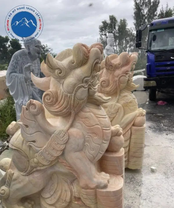 Tỳ hưu đá mỹ nghệ đặt trước cửa nhà thờ họ chiêu tài lộc