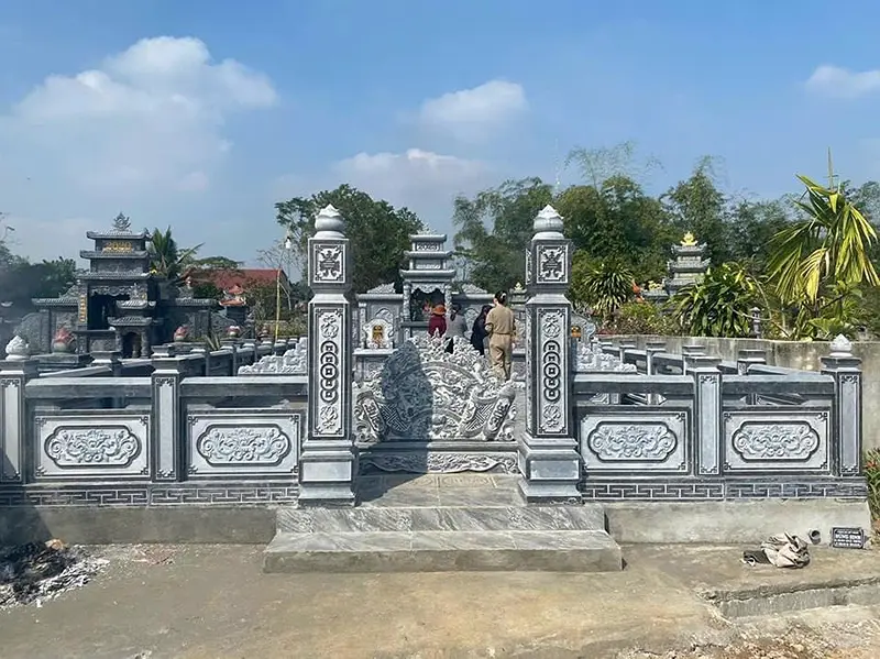 Mẫu lăng mộ gia đình với thiết kế chạm khắc các họa tiết tinh tế