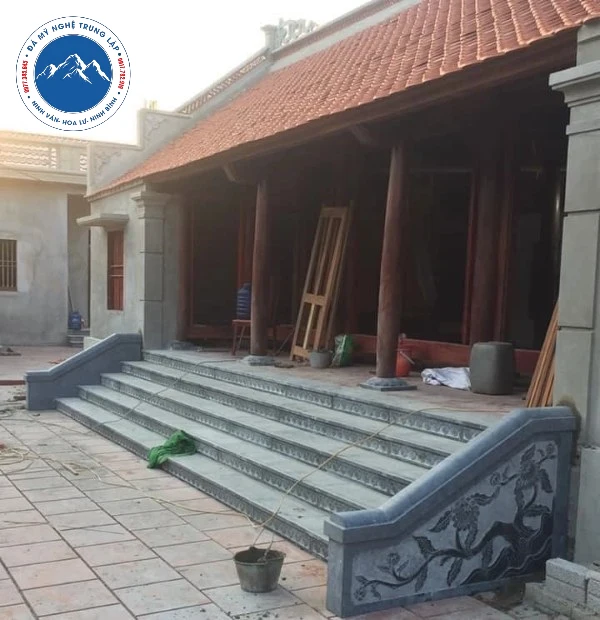 Bậc thềm đá cắt thô hiện đại cho công trình biệt thự