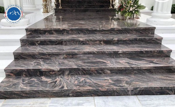 Bậc thềm đá hoa cương dày dặn chịu lực tốt cho nhà phố