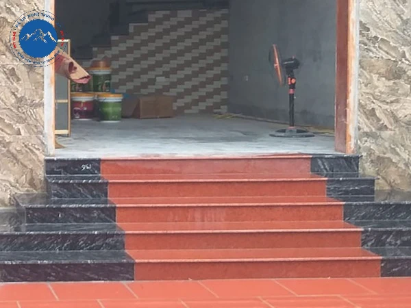 Bậc thềm đá hoa cương đỏ nhuộm vân trắng nổi bật mặt tiền
