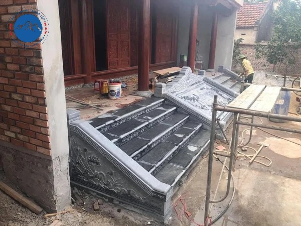 Bậc thềm đá hoa văn hoa sen nhẹ nhàng đầy thanh tao