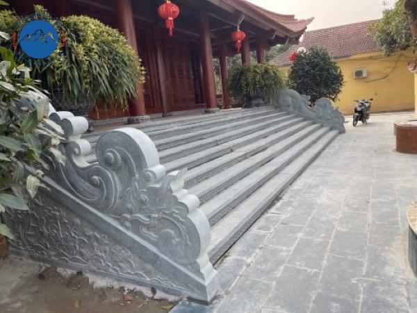 Bậc thềm đá nguyên khối vững chãi tại lăng mộ