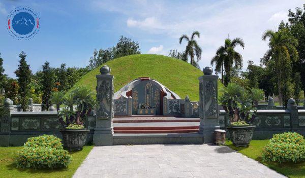 Bàn thờ chung tinh tế nằm giữa khuôn viên mộ đôi đá