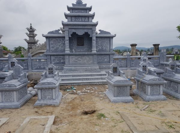 Bàn thờ đá đơn giản nhưng vẫn trang trọng và bền vững