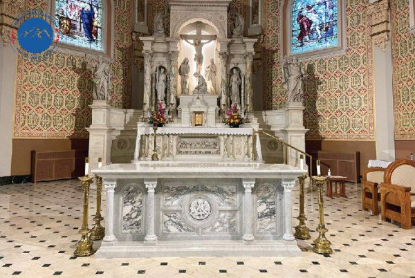 Bàn thờ đá hoa cương chạm khắc hoa văn rồng phượng tỉ mỉ