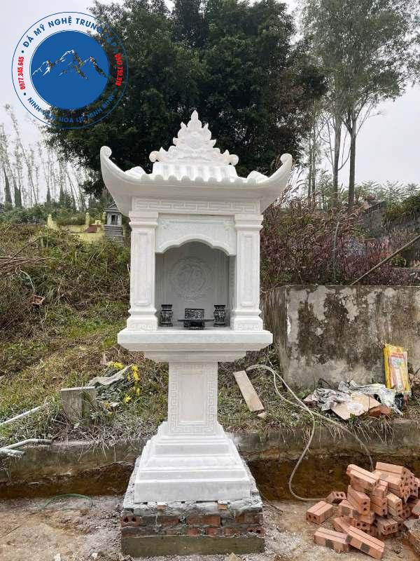 Bàn thờ đá ngoài trời