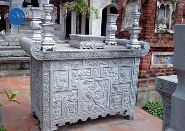 Trên bàn thờ ngoài trời, hoa sen làm tăng tính linh thiêng