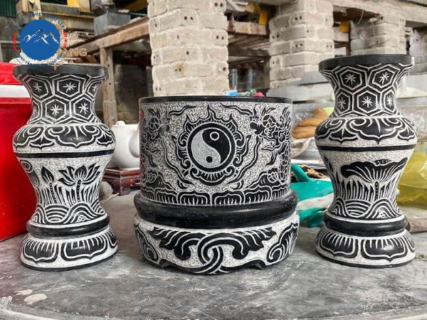 Bát hương đá (hay bát nhang đá) là món đồ thờ quen thuộc