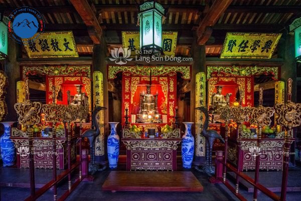 Bát hương nên để trong hay ngoài đối với bàn thờ đình, chùa, họ?