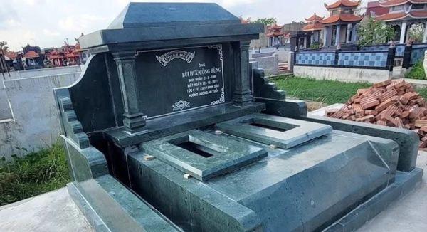 Bia mộ đá hoa cương xanh có mái che độc đáo trang nghiêm