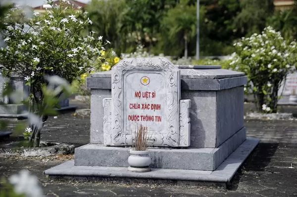 Bia mộ liệt sĩ có chạm ngôi sao vàng