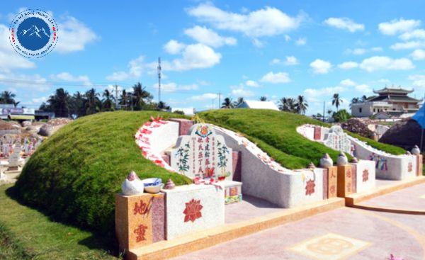 Bia tổ dòng họ được khắc chữ Hán sắc nét tinh xảo
